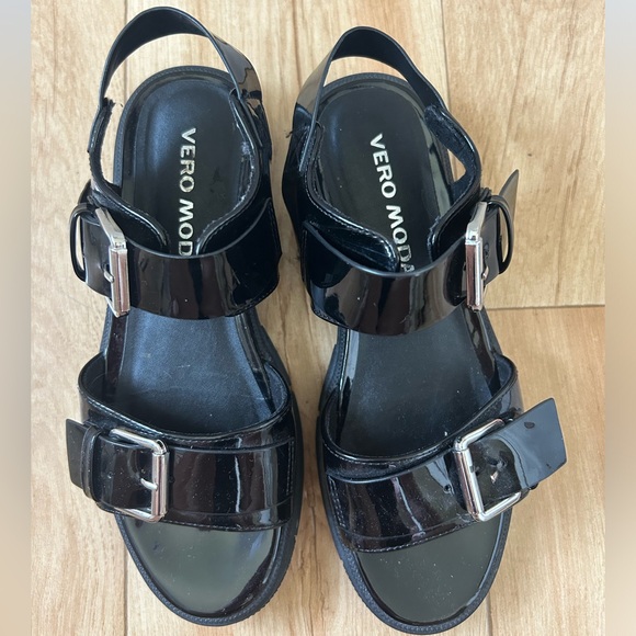 Sandales noires lustrées de VERO MODA. Taille EUR 36 / US 5. - Picture 1 of 3